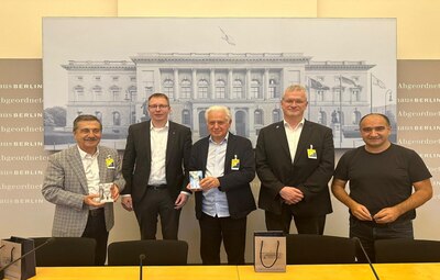 BAŞKAN ATAÇ BERLİN'DE ÖRNEK ÇALIŞMALARI ANLATTI